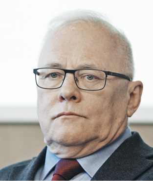 Balazs%20Peter%20volt%20kulugyminiszter%20a%c2%a0CEU%20professzora%20.tif